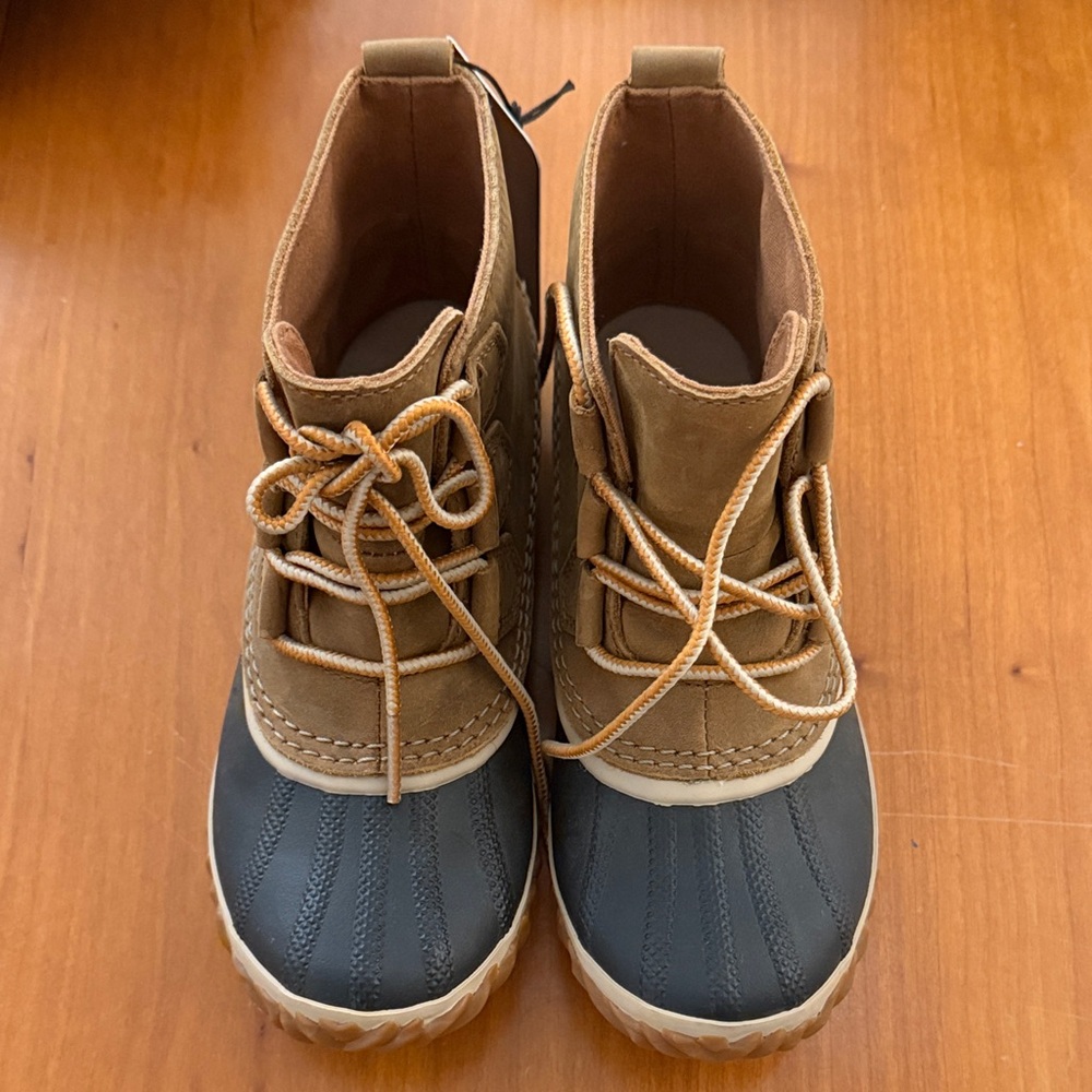 New with Tag, Sorel Tan and Blue Duck Rain/Snow Boots woman 5.5